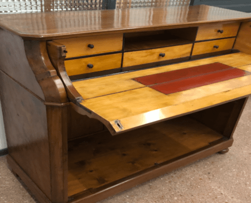 Conservación y restauración de un escritorio de caoba