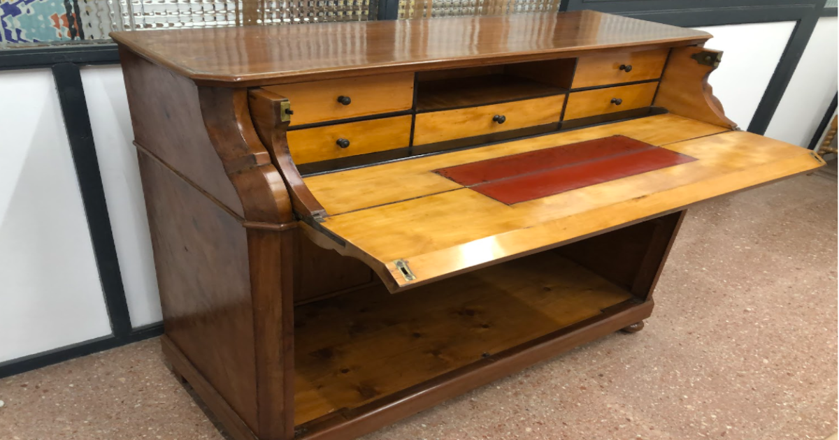 Conservación y restauración de un escritorio de caoba