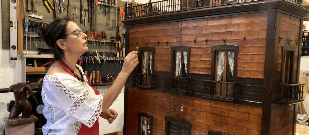 Restauración casa de muñecas del Siglo XIX